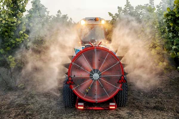 راهنمای خرید سمپاش برای باغات پسته، مرکبات، سیب و گردو – انتخاب نازل و پمپ استاندارد