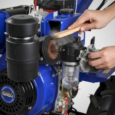 نمای نزدیک از فیلتر هوا و فیلتر سوخت تیلر که در حال تمیزکاری هستند.